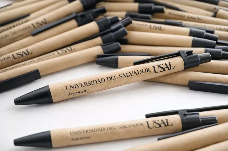 Lapiceras de madera ecológicas grabadas con el logo de la USAL