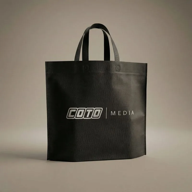 Bolsa de tela no tejida negra con logo Coto Media estampado