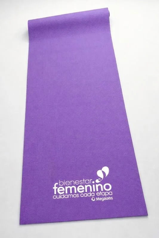 Mat de yoga violeta con logo de la campaña bienestar femenino