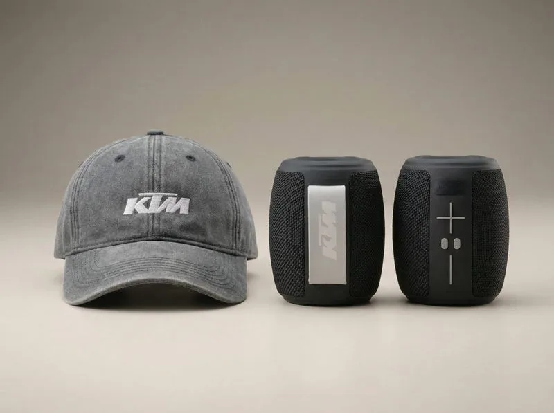 Gorra KTM y parlantes bluetooth negros con logo personalizado