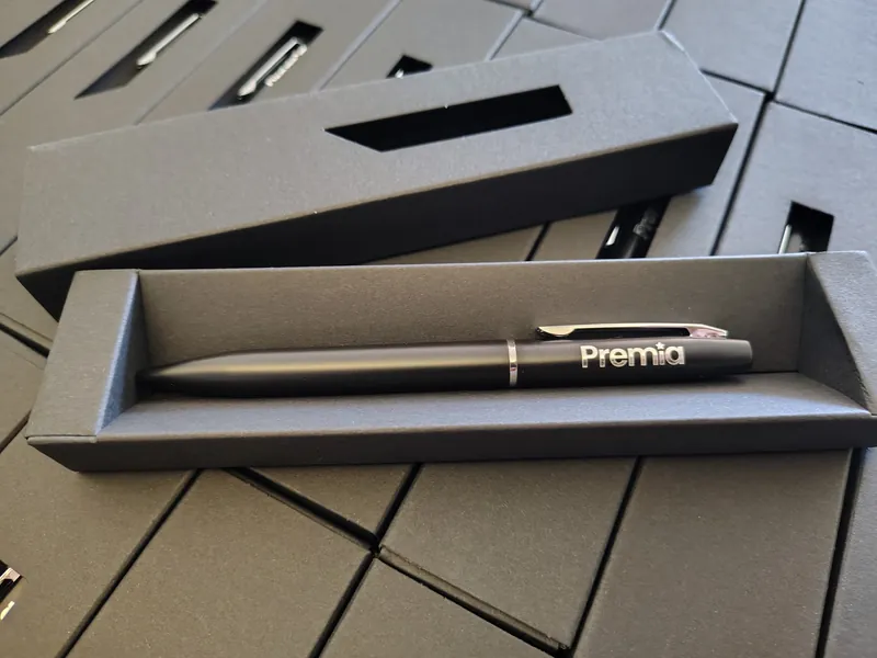 Bolígrafo metálico negro grabado con láser con el logo de Premia en su estuche