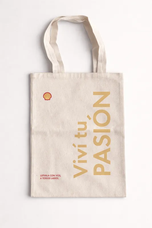 Bolsa de tela con el logo de Shell y la frase Viví tu Pasión