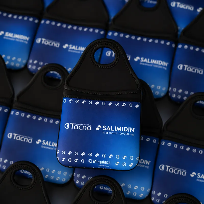 Bolsas térmicas azules estampadas con los logos de Salimidin y Tacna apiladas