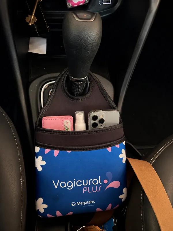 Bolsa térmica azul de Vagicural Plus usada como organizador dentro de un auto