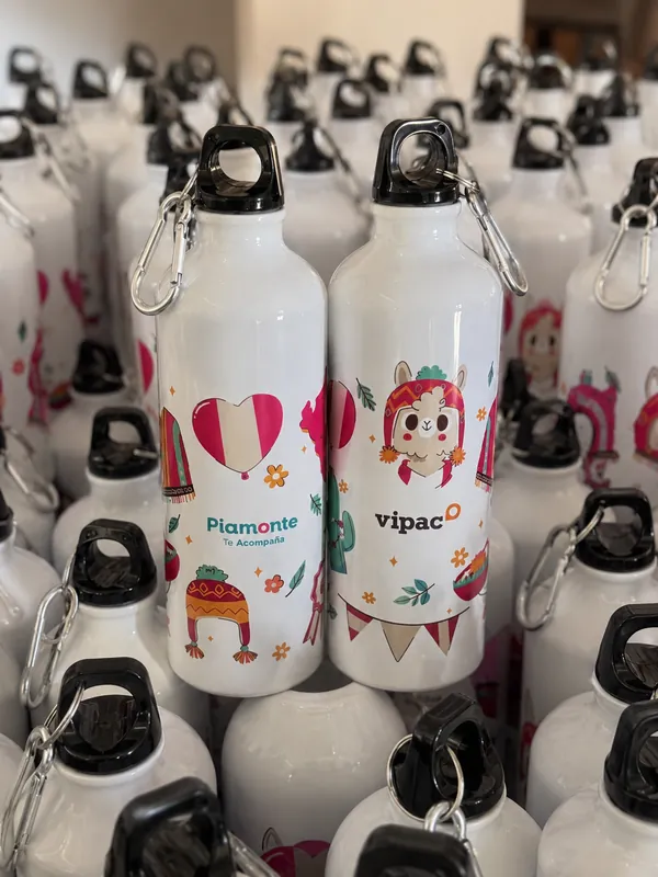 Botellas de aluminio ilustradas con personajes de Piamonte y Vipac