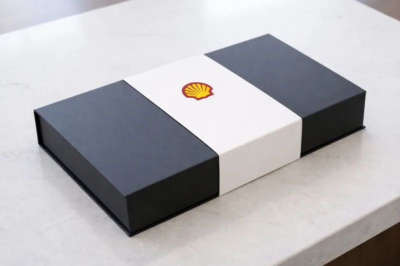 Caja de regalo rígida gris y blanca con el logo de Shell