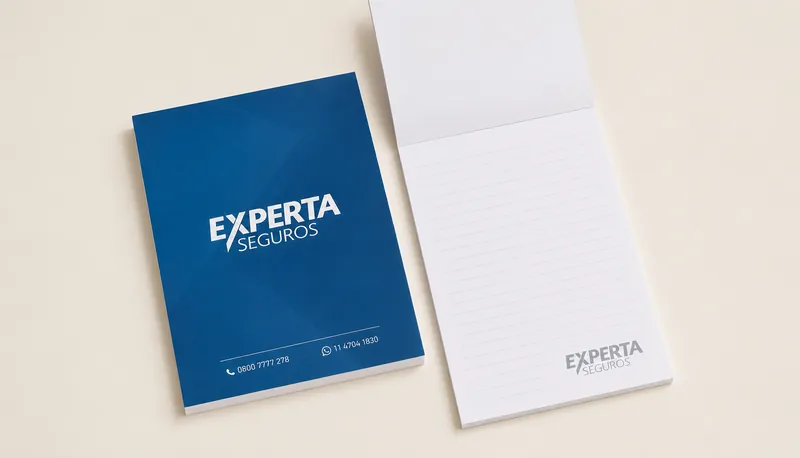Anotador azul y blanco con el logo de Experta Seguros