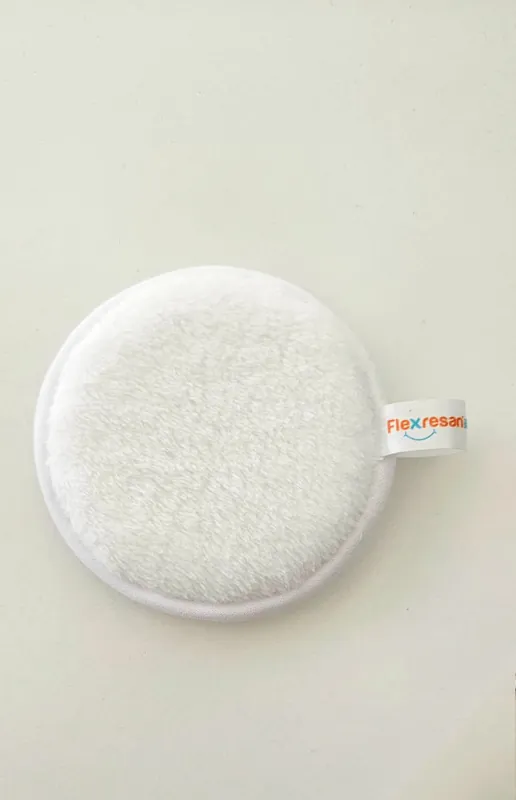 Disco desmaquillante circular de tela blanca con el logo de Flexresan