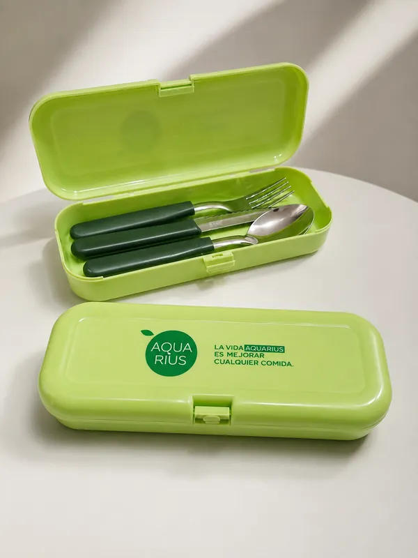 Kit de cubiertos verdes en su estuche con el logo de Aquarius