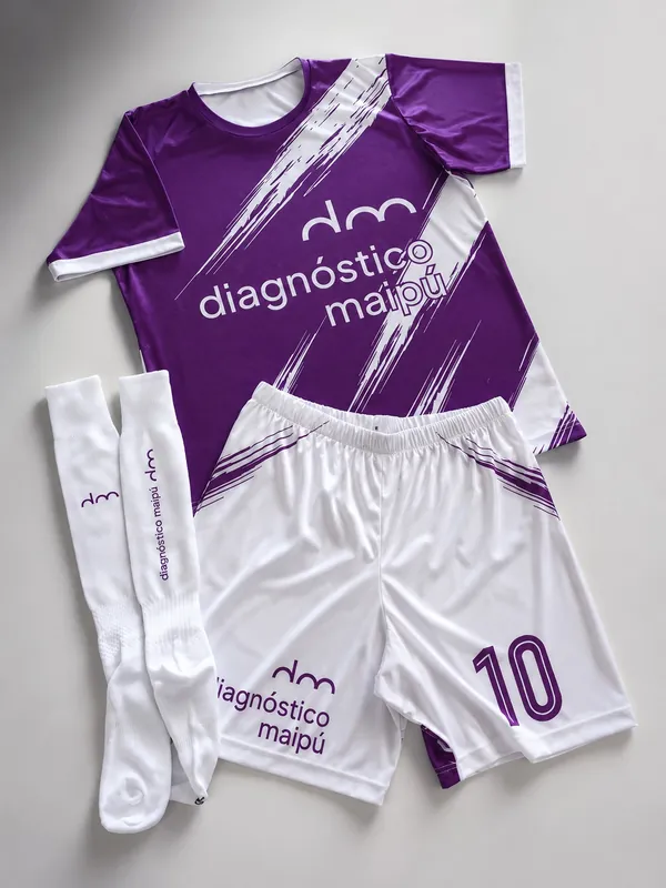 Camiseta y short deportivos violeta y blanco con el logo de Diagnóstico Maipú