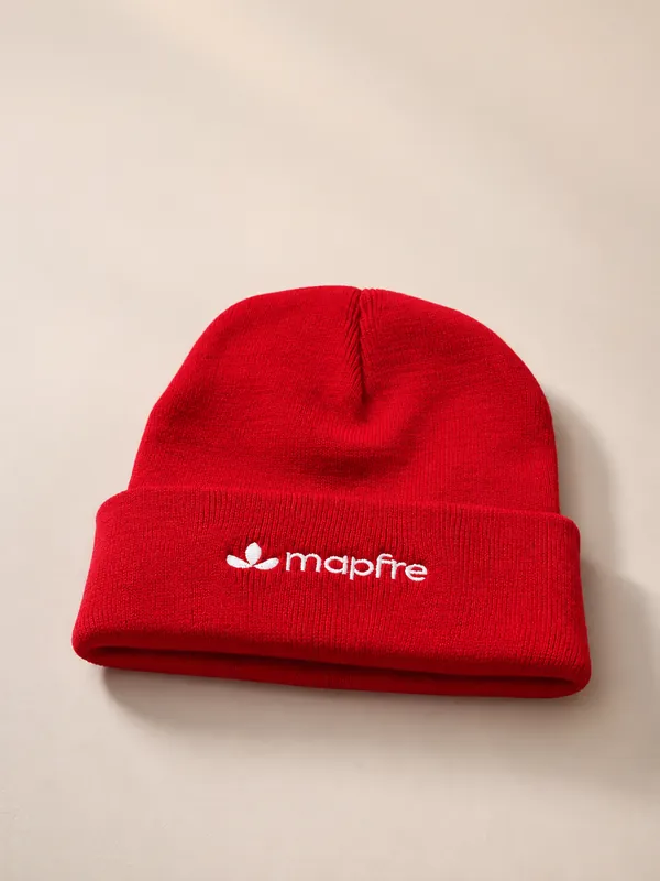Gorro de lana roja con el logo bordado de Mapfre