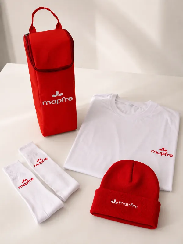 Kit deportivo rojo de Mapfre con porta botella, remera, medias y gorro