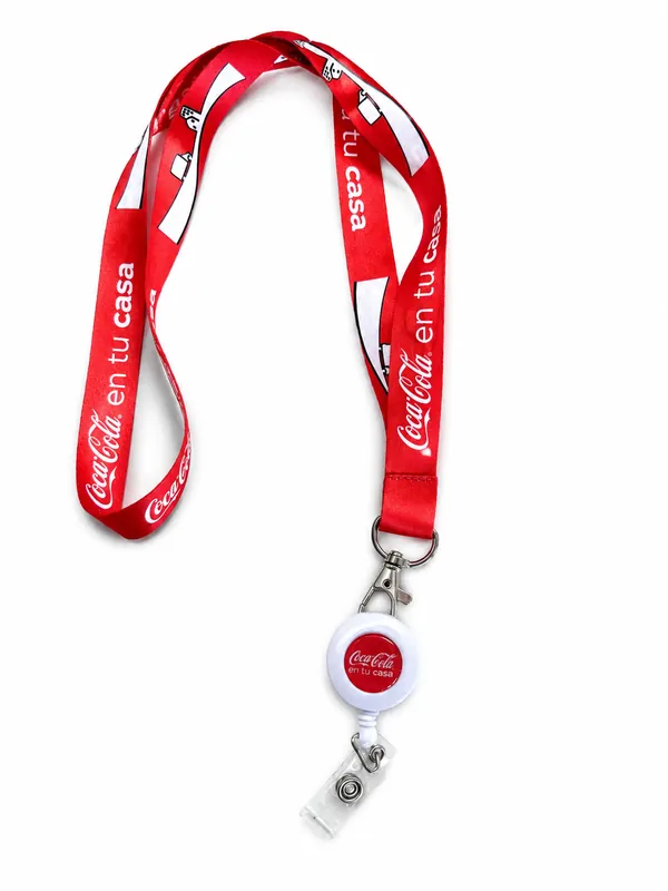 Lanyard rojo con porta credencial retráctil de la campaña Coca-Cola en tu casa