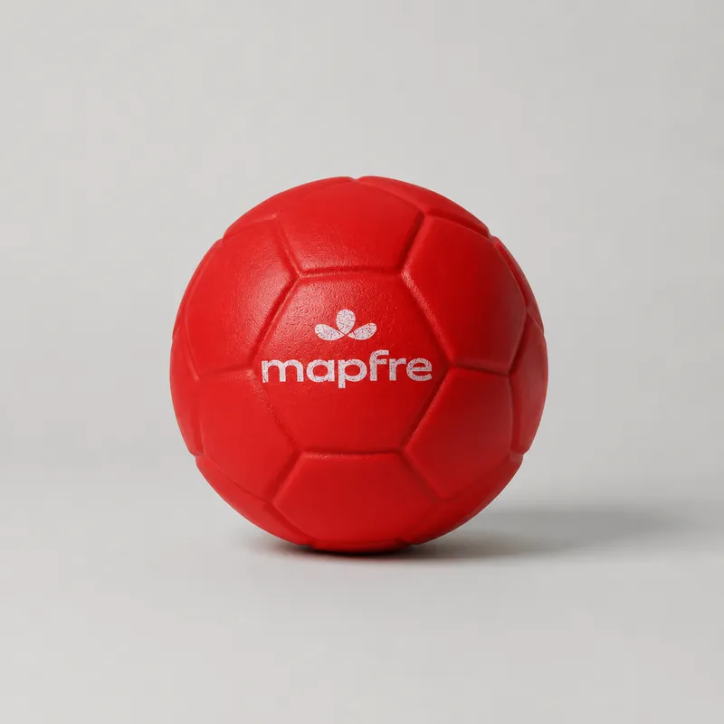 Pelota de fútbol roja miniatura con el logo blanco de Mapfre