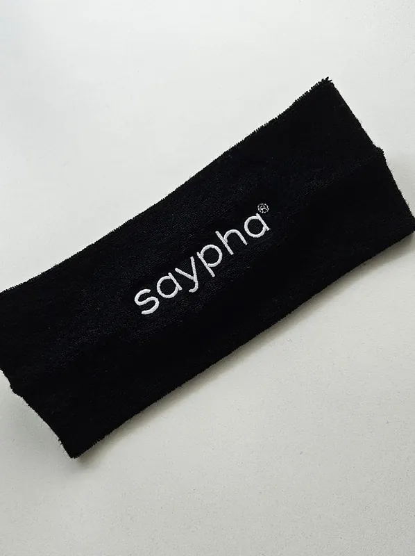 Vincha de toalla negra bordada con el logo de Saypha